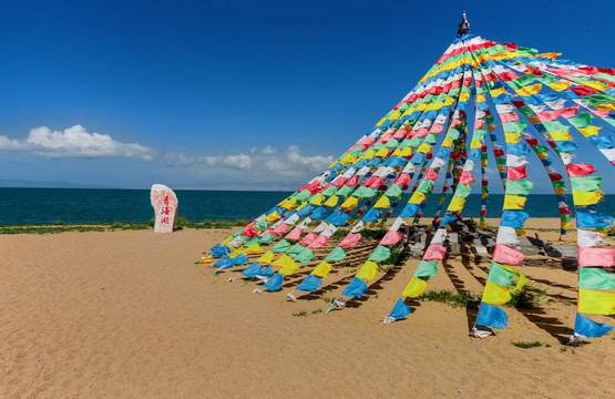 青海湖的經(jīng)幡