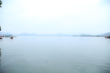 煙霧西湖