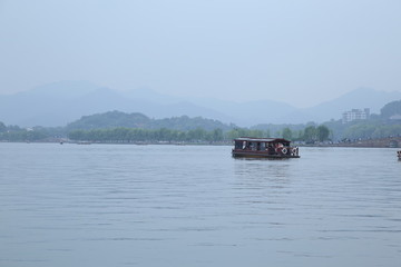 煙霧西湖