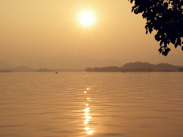 夕陽(yáng)唯見水東流