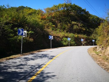 公路轉(zhuǎn)彎標(biāo)志