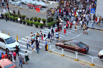 中國(guó)式過(guò)馬路