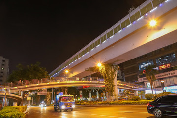 夜晚天橋