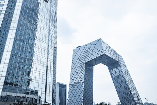 仰視現(xiàn)代城市建筑