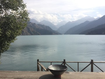 在新疆天池邊品茶文化