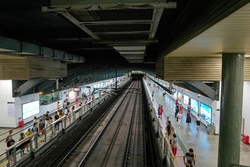 地鐵鐵軌站臺(tái)