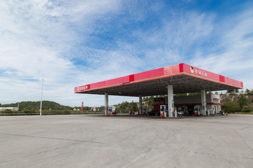 空曠的加油站
