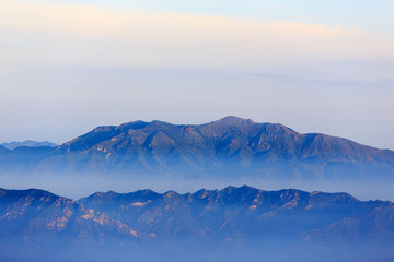 北京百花山遠(yuǎn)眺群山晨霧