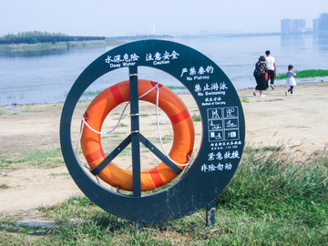 河邊提示牌