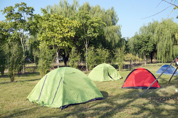 公園草地上支起的帳篷