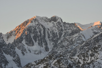天山雪山