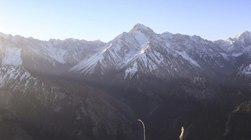天山雪峰