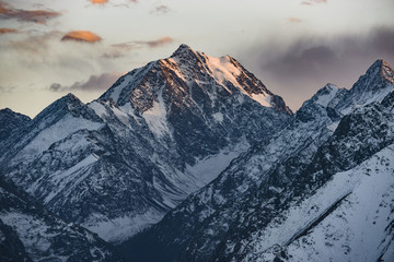 天山雪峰