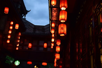 大紅燈籠高高掛