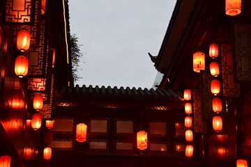 大紅燈籠高高掛