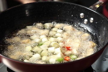 宮保雞丁的做法之炸食材
