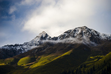 然烏湖附近的雪山