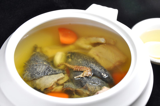 海馬烏雞魚唇湯