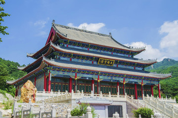 千山皈源寺大雄寶殿與藍(lán)天
