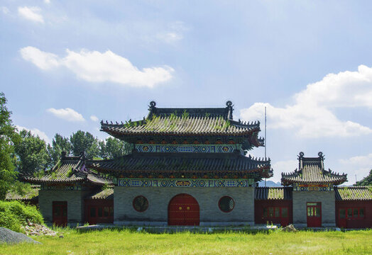千山皈源寺正門門樓與白云藍(lán)天