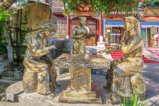 古代官員下棋雕塑