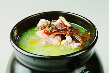 茶樹(shù)菇燉雞