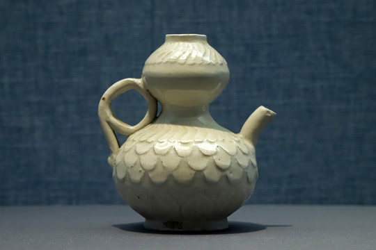 白釉持壺