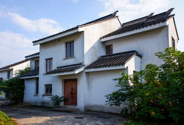白墻灰瓦小別墅