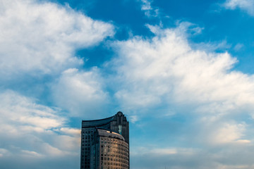 晴空下的高樓
