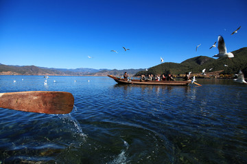 湖中船槳水波