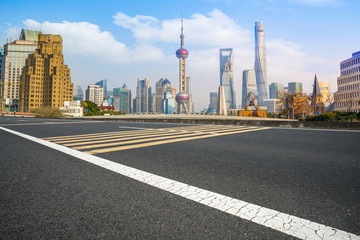 上海瀝青路面劃線和摩天大樓建筑