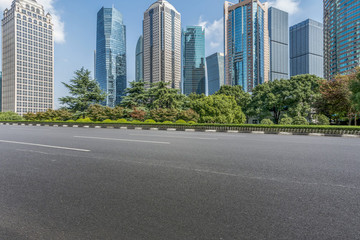 上海高樓大廈和瀝青地面