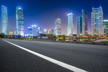 上海高樓大廈夜景和瀝青柏油馬路