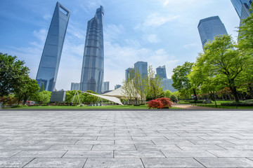 上海摩天大樓和地磚路面