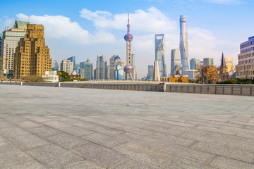 上海高樓大廈和地磚路面