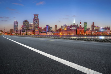 上海摩天大樓和瀝青高速公路