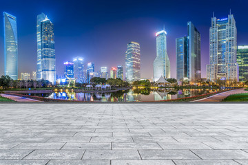 上海摩天大樓夜景和地磚路面