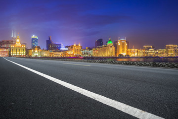 上海建筑夜景和瀝青高速公路