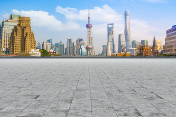 上海摩天大樓和地磚路面
