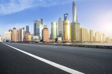 上?，F(xiàn)代建筑群和瀝青路面高速路