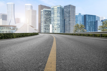 杭州摩天大樓和瀝青路面高速路