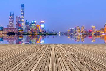上海金融區(qū)建筑夜景和地磚路面