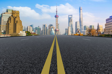 上海摩天大樓和高速公路天際線