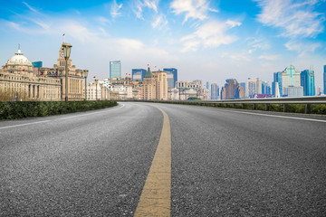 上海摩天大樓和高速公路天際線