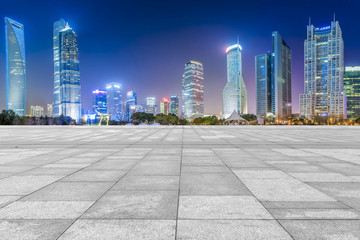 上海摩天大樓夜景和地磚路面