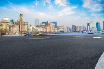 上海摩天大樓和柏油路面