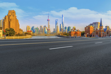 上海摩天大樓和柏油路面