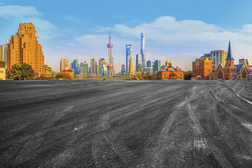 道路路面和上?，F(xiàn)代建筑群