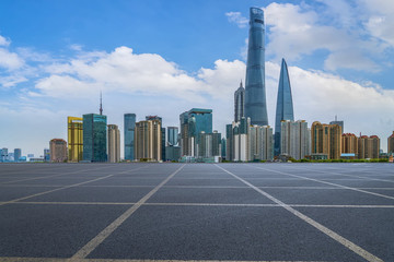 柏油地面和上海摩天大樓天際線