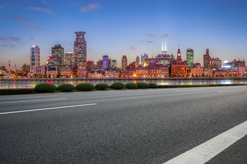 上海摩天大樓和柏油路面